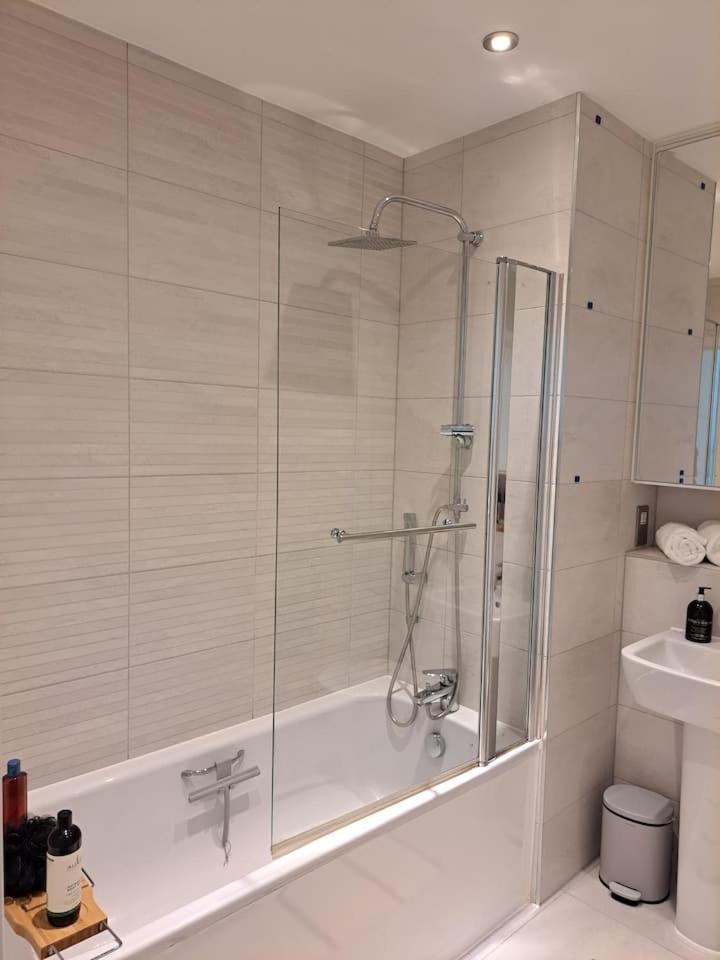Cozy Double Room With Large En Suite Near Canary Wharf London With Amazing Views In A Shared Apartment Exteriör bild